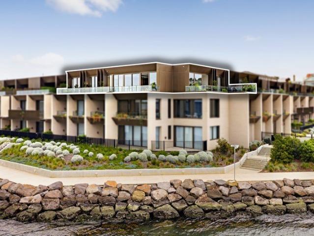 Sophisticated Corner Penthouse with Panoramic Bay Views
