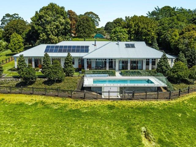Sophisticated country estate in exclusive hinterland setting