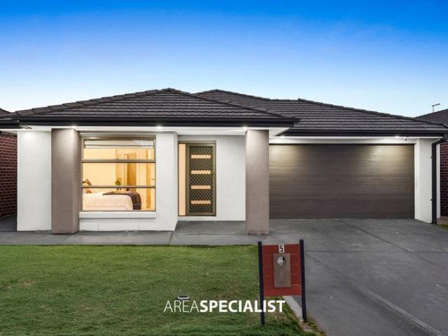 Sophisticated Family Living in a Prestigious Court Setting