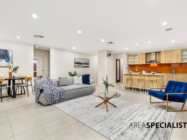 Sophisticated Family Living in a Prestigious Court Setting…
