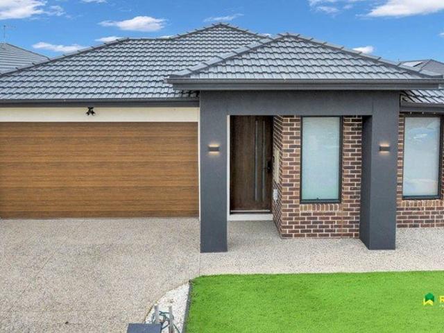 Sophisticated Family Living in a Prime Manor Lakes Location!