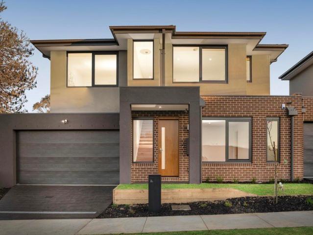 Sophisticated Family Living in an Enviable Setting
