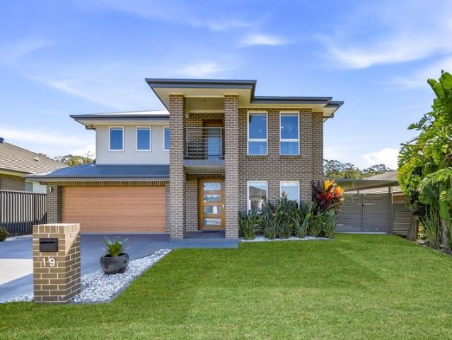 SOPHISTICATED FAMILY LIVING IN THE HEART OF HARRINGTON GROVE