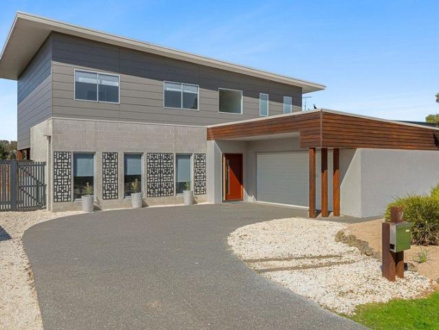 SOPHISTICATED FAMILY LIVING WITH A GOLF COURSE OUTLOOK