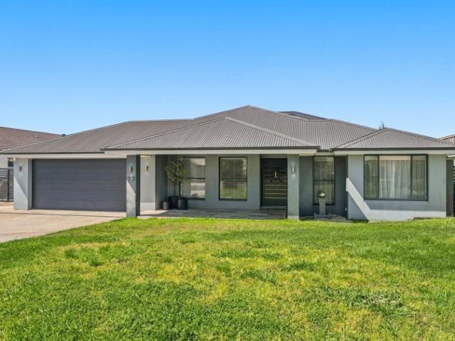 Sophisticated Family Living with Exceptional Scale