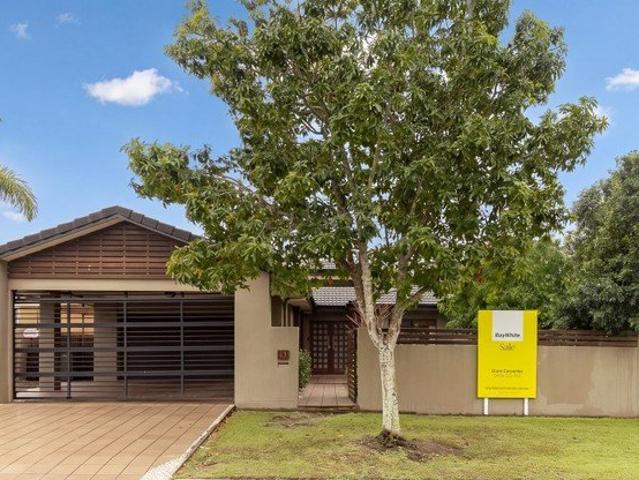 Sophisticated Family Living with Outstanding Street Appeal!