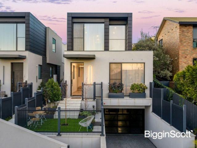 Sophisticated Family Luxury in an Exclusive Kew Setting