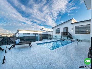 Sophisticated Family Luxury with Unrivalled Entertaining