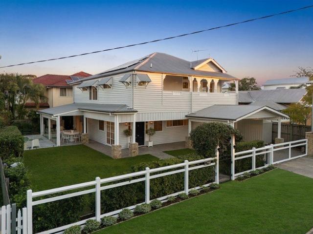 Sophisticated family Queenslander at prized address