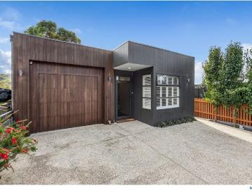 Sophisticated Five Bedroom Coastal Haven Overlooking the Bay & Lorne Pier