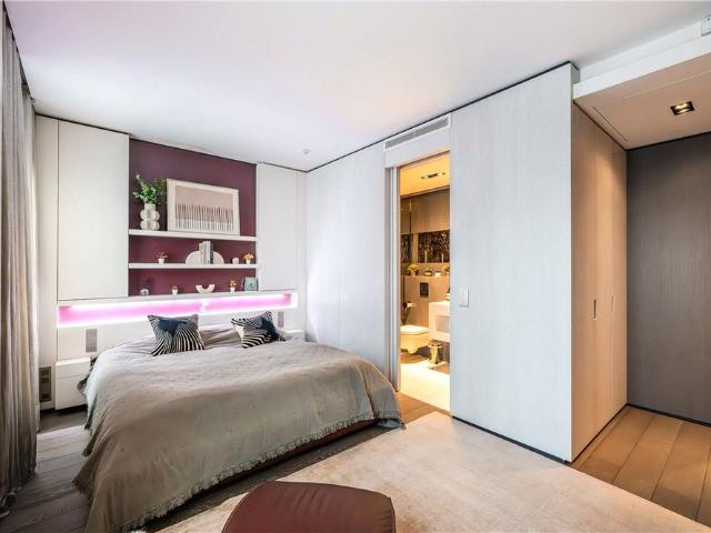 Sophisticated Four Bedroom Apartment in a Stunning Victorian Building with 24 Hour Concierge, Adjacent to Hyde Park