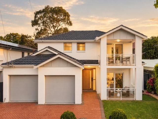 Sophisticated Golden Mile Residence Offering Perfect Family Living