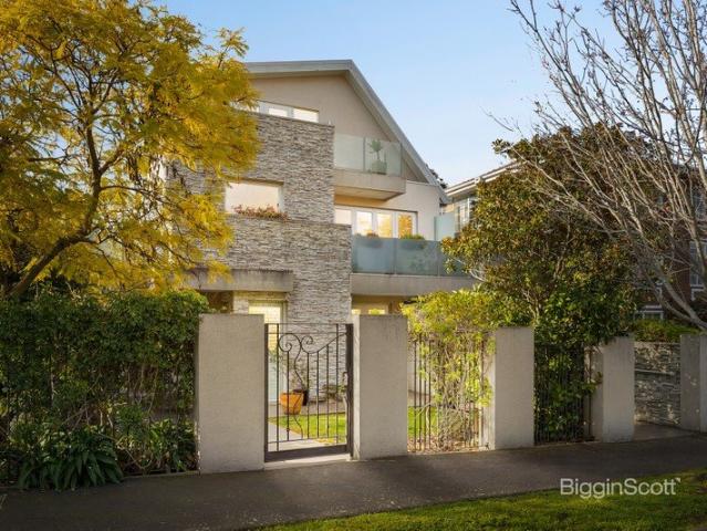 SOPHISTICATED HAWTHORN LIVING IN A TIGHTLY HELD BOUTIQUE BUILDING