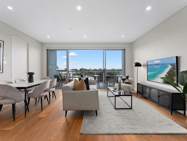 Sophisticated High Level Apartment with Panoramic Views in the Heart of Gordon