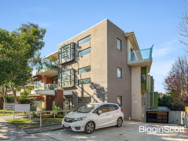 Sophisticated Indoor/Outdoor Entertainer with Two Bedrooms & Two Bathrooms