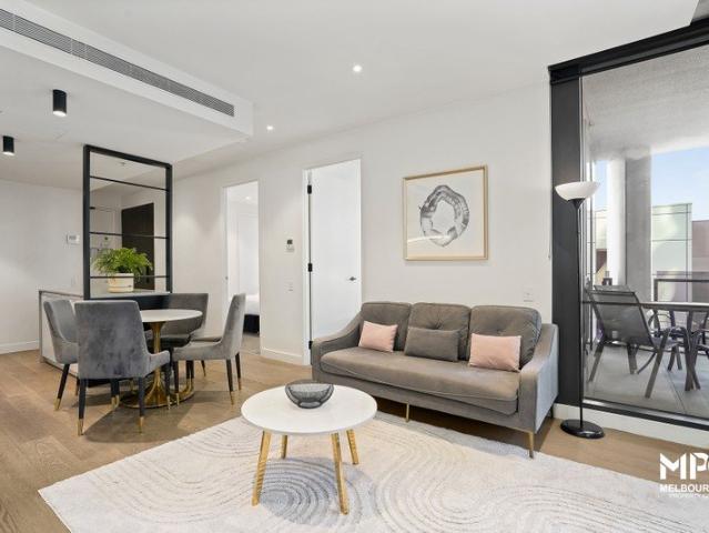SOPHISTICATED INNER CITY LIVING AT THE EMINENCE!