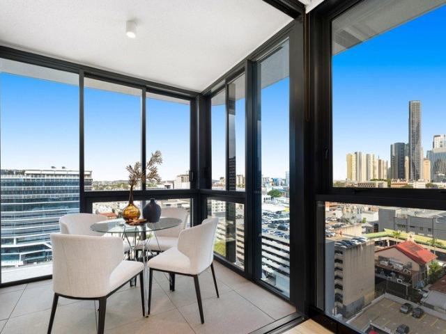 Sophisticated Inner City Living with Spectacular City Views