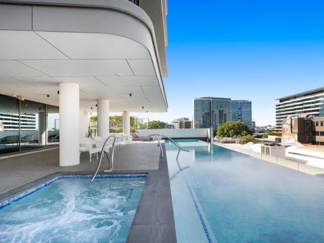 Sophisticated Inner City Living with Spectacular City Views