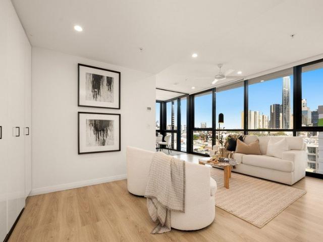 Sophisticated Inner City Living with Spectacular City Views