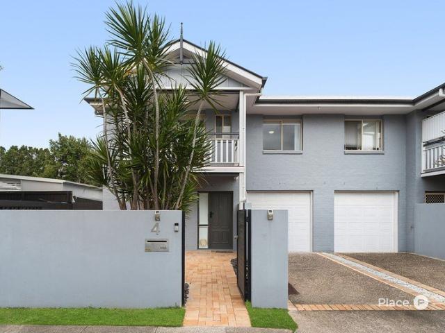 Sophisticated 3 Bedroom Sanctuary with Triple Aspect & Spacious Outdoor Courtyards