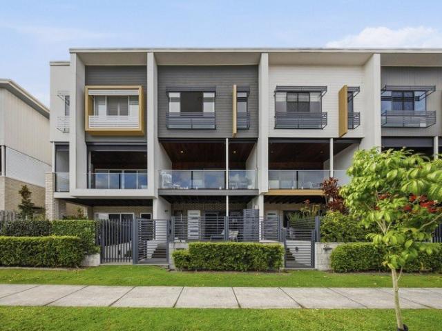 Sophisticated Inner East Living with City Views