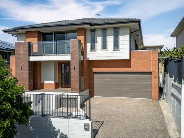 Sophisticated Large Family Living in the Heart of Carseldine