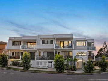 Sophisticated lifestyle oasis in boutique complex