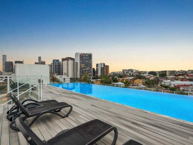 Sophisticated lifestyle retreat with city views