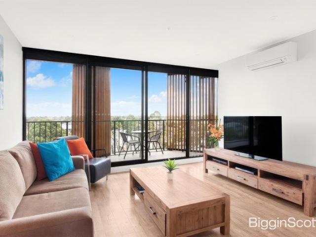 SOPHISTICATED LIVING WITH PANORAMIC SKYLINE VIEWS!