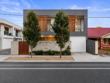 Sophisticated Living in a Sought After Plympton Position
