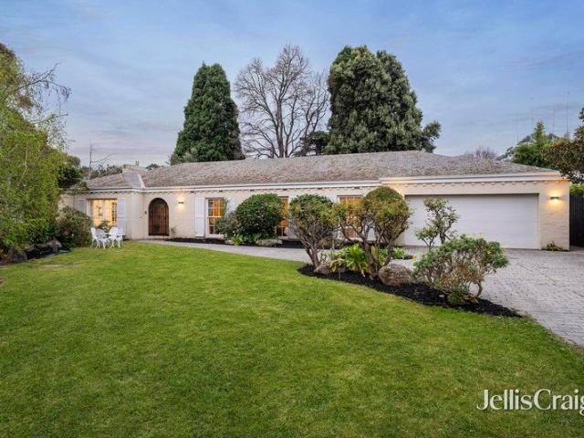 Sophisticated living in exclusive cul de sac