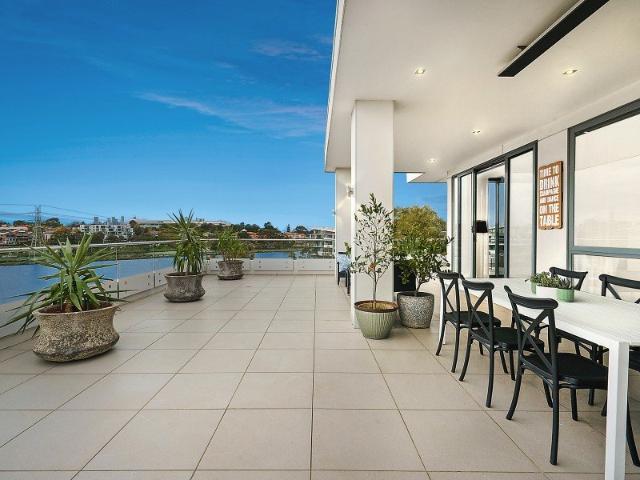 Sophisticated penthouse with sweeping river views