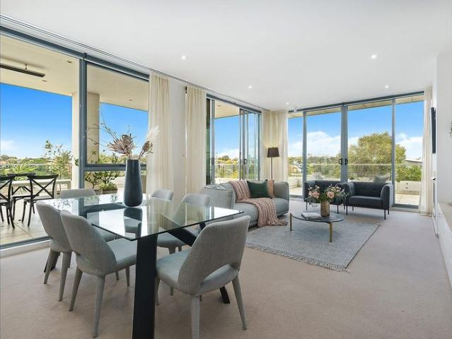 Sophisticated penthouse with sweeping river views
