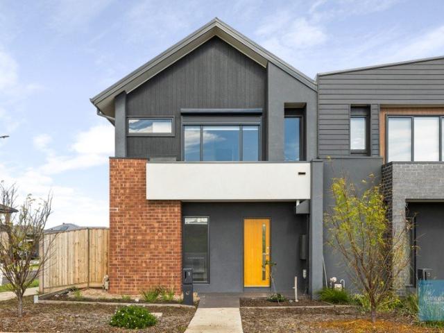 Sophisticated Style in a Sought After Fraser Rise Setting