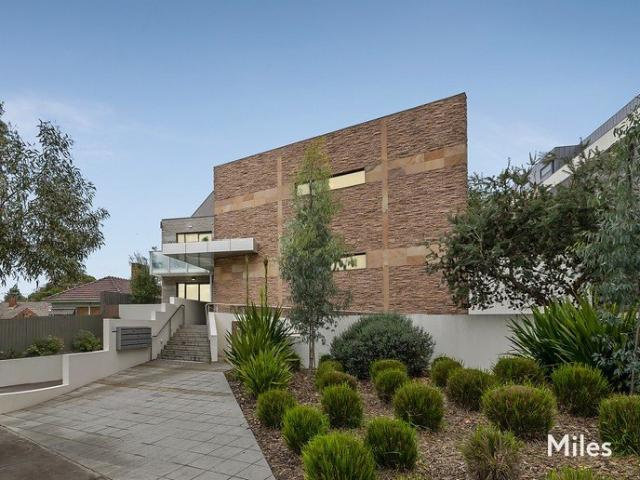 Sophisticated, Stylish & Single Level Corner Oasis