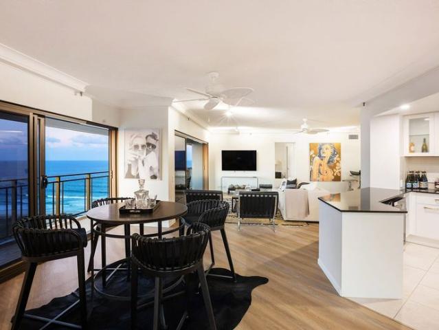 Sophisticated Sub Penthouse with Panoramic Coastal & Hinterland Views