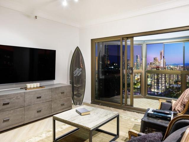 Sophisticated Sub Penthouse with Panoramic Coastal & Hinterland Views