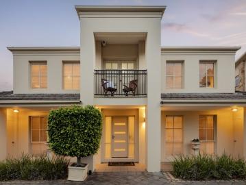 Sophisticated Seaside Luxury, just 100m from the Shoreline