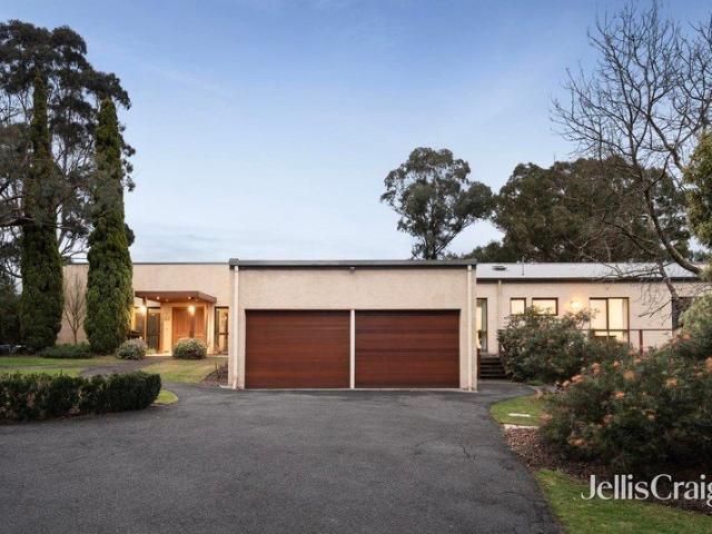 Sophisticated single level entertainer, spacious zoned living and idyllic outlook