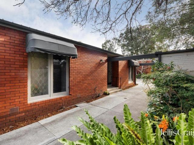 Sophisticated space and garden serenity in prestigious position