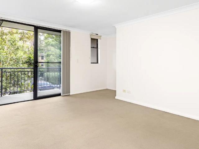 Sophisticated Split Level Apartment in Prime City Fringe Location