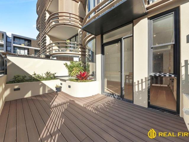 Sophisticated Split Level Garden Apartment with Private Courtyard