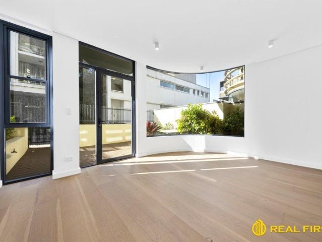 Sophisticated Split Level Garden Apartment with Private Courtyard