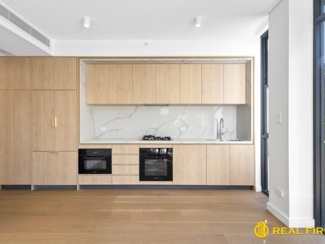 Sophisticated Split Level Garden Apartment with Private Courtyard