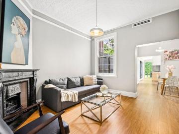 Sophisticated terrace home in prestigious setting