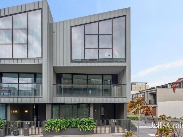 Sophisticated Three Level Living Moments from the Waterfront