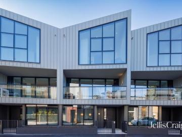 Sophisticated Three Level Living Moments from the Waterfront