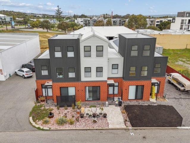 Sophisticated Three Storey Beachside Retreat
