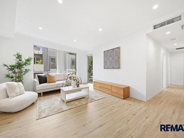 Sophisticated Top Floor Residence with Premium Finishes!