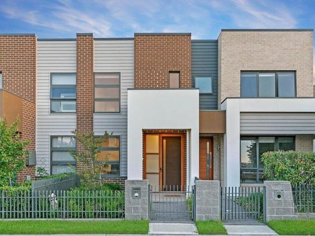 Sophisticated Townhous walking distance to all amenities